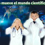 Imagen del mundo y tres médicos tapándose los ojos, los oídos y la boca