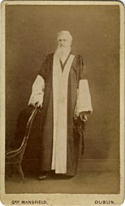 Alfred Russel Wallace con la toga de Doctor en Derecho en 1882