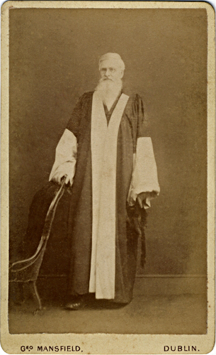 Alfred Russel Wallace con la toga de Doctor en Derecho en 1882